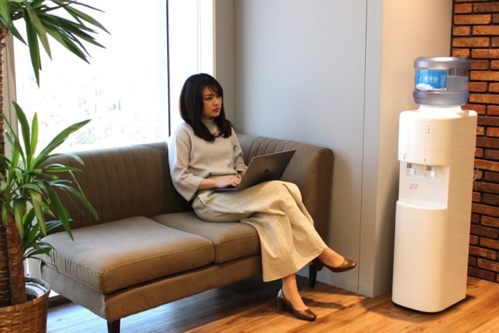 女性が座るソファーの隣に設置されたアルピナウォータースタンダードサーバー