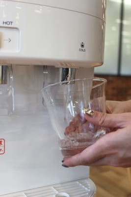 スタンダードサーバーでグラスに冷水を注ぐ
