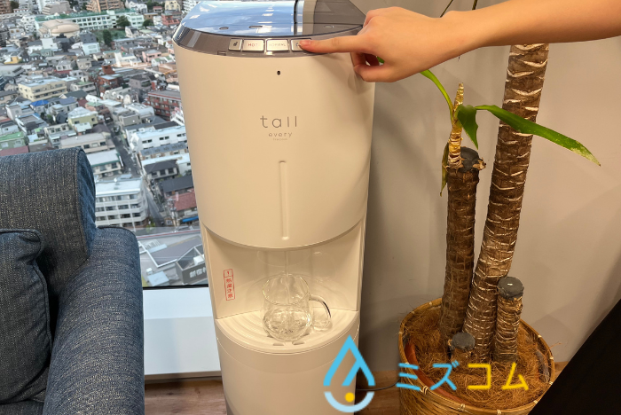 ミズコム編集部がeveryfrecios tallの実機レビューをしている様子